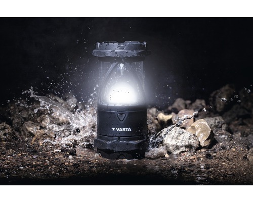 Lucerna Varta vonku so špliechajúcou vodou