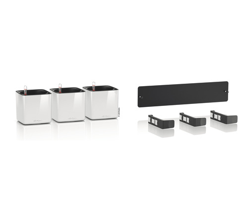 Tri biele kvetináče so zavlažovacím systémom a príslušenstvom na montáž na stenu.