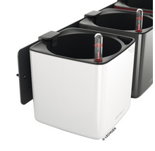 Dva kvetináče so zavlažovacím systémom a nástenným držiakom