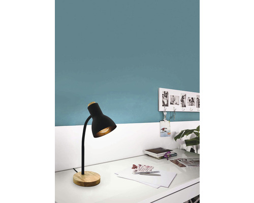 Písací stôl so stolnou lampou z dreva a kovu