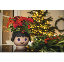 Kvetináč v tvare figúrky Playmobil s vianočnou hviezdou a vianočným stromčekom v pozadí