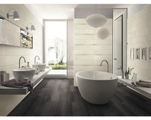 Svetlá kúpeľňa s dvojitým umývadlom, vaňou a tmavou drevenou podlahou