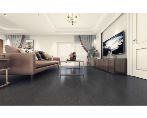 Obývacia izba s pohovkou, konferenčným stolíkom, komodou, televízorom a drevenou podlahou