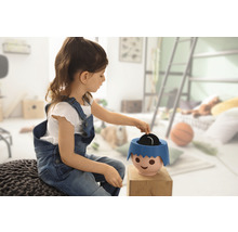 Dievča sa hrá s prasiatkom v detskej izbe