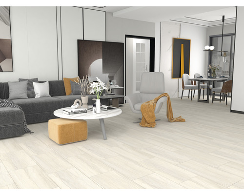 Svetlá obývacia izba s pohovkou, kreslom a jedálenským stolom na drevenej podlahe