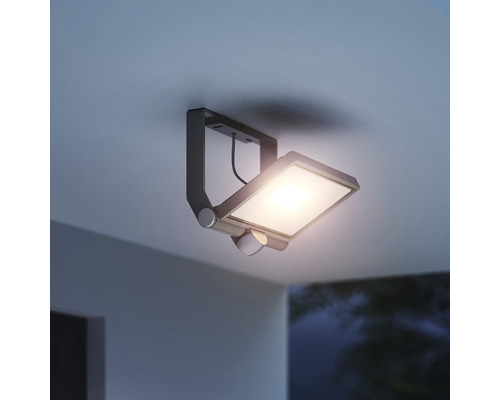 Stropné svietidlo s LED panelom a nastaviteľným bodovým svetlom