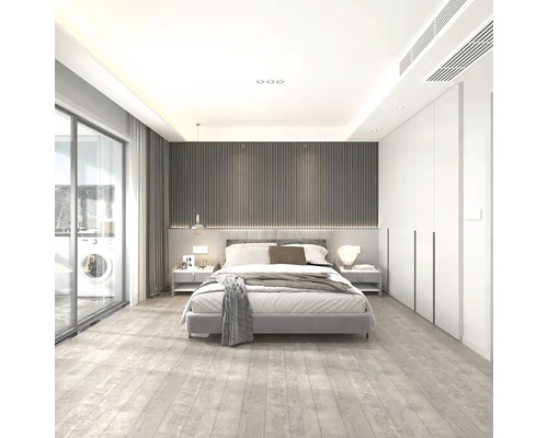 Svetlá spálňa s posteľou, nočnými stolíkmi a šatníkovou skriňou