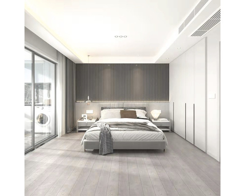 Svetlá spálňa s posteľou, nočnými stolíkmi, skriňou a oknom