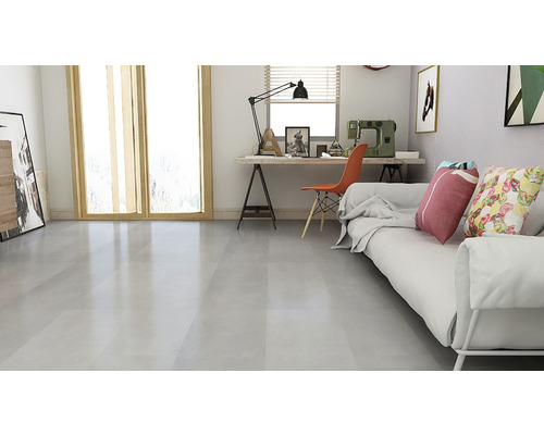 Svetlá miestnosť so sivou podlahou, pohovkou, stolom a oknom