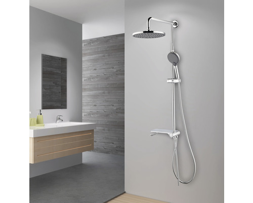 Kúpeľňa so sprchovým stĺpom, hlavovou sprchou, ručnou sprchou a poličkou