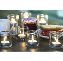 Stolová dekorácia s čajovými sviečkami v pohároch, pohárom džemu a obloženým chlebom