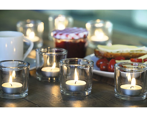 Stolová dekorácia s čajovými sviečkami v pohároch, pohárom džemu a obloženým chlebom