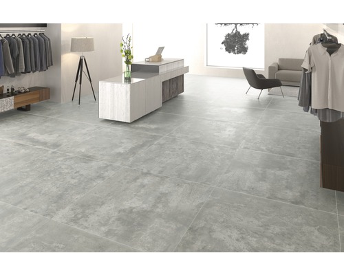 Svetlá miestnosť s dlažbou v betónovom vzhľade.