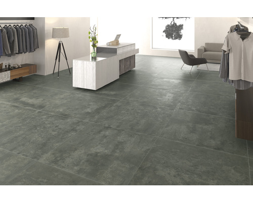 Veľkoformátové dlaždice v obchode s oblečením a nábytkom.