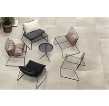 Sedenie so štyrmi kovovými stoličkami a malým stolíkom na terasových doskách