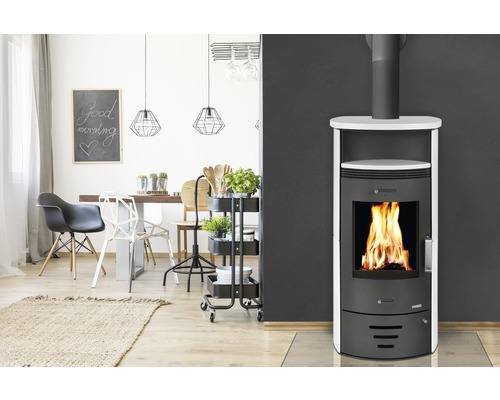 Obývacia izba s krbovými kachľami, jedálenským stolom a dekoráciami pre útulnú atmosféru