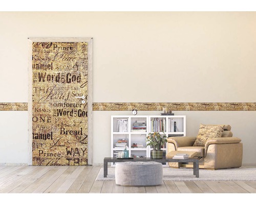 Obývacia izba s plagátom na dvere, bordúrou, regálom a kreslom