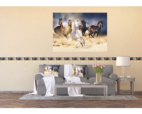 Obývacia izba s nástennou maľbou a bordúrou s motívom koňa