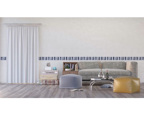 Obývacia izba s pohovkou, stolom a nástennou bordúrou