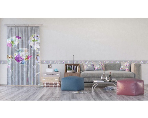 Obývacia izba so závesom, pohovkou a kvetinovou bordúrou