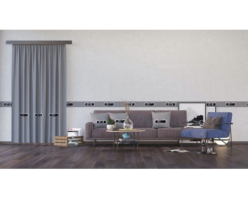 Obývacia izba so závesom, pohovkou a kreslom