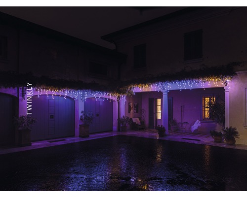 Fasáda domu s dekoračnou svetelnou reťazou Twinkly