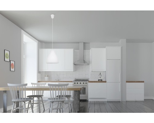 Svetlá kuchyňa s jedálenským stolom a závesným svietidlom