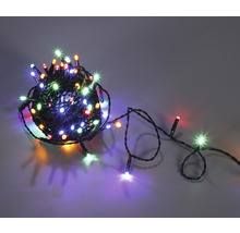 Svetelná reťaz s niekoľkými farebnými svetlami.