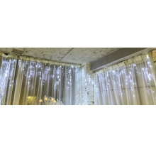 Dekoratívna svetelná reťaz so závesmi v izbe