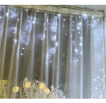 Dekoratívna svetelná reťaz pred oknom