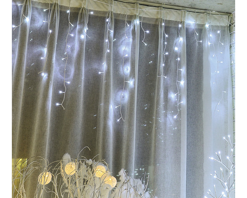 Dekoratívna svetelná reťaz pred oknom