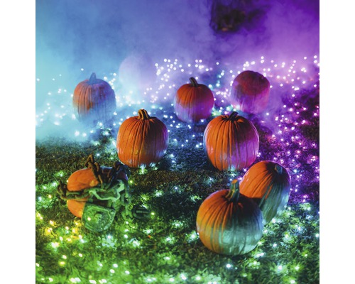 Halloweenska scéna s tekvicami a ozdobným osvetlením vonku.