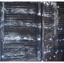 Sieť svetelných reťazí s bielymi svetlami na strope