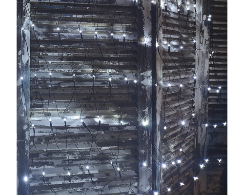 Sieť svetelných reťazí s bielymi svetlami na strope