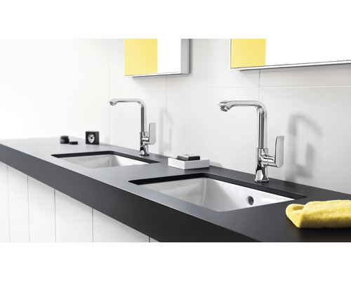 Kúpeľňa s dvoma umývadlami, vodovodnými batériami a odkladacou plochou