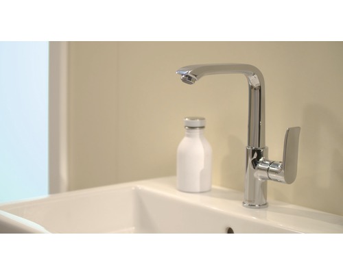 Chrómová umývadlová batéria na umývadle