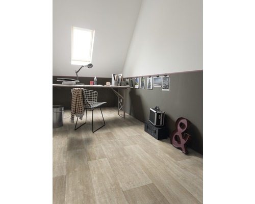 Podkrovná izba s drevenou podlahou, písacím stolom a dekoráciami