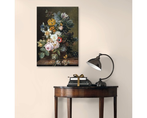Obraz so zátiším s kvetmi nad knihami a lampou na stole