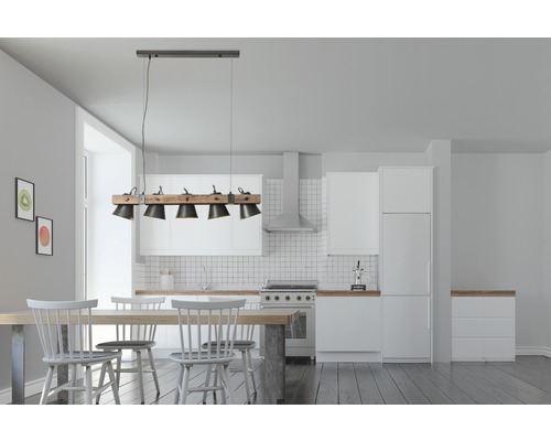 Jedáleň s jedálenským stolom a závesnou lampou s drevom a niekoľkými svetlami