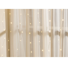 Dekoratívna svetelná reťaz pred závesom