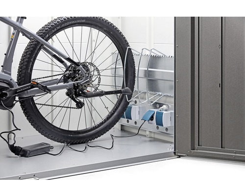 Bicykel v garáži na bicykle s nabíjacou stanicou pre elektrobicykle