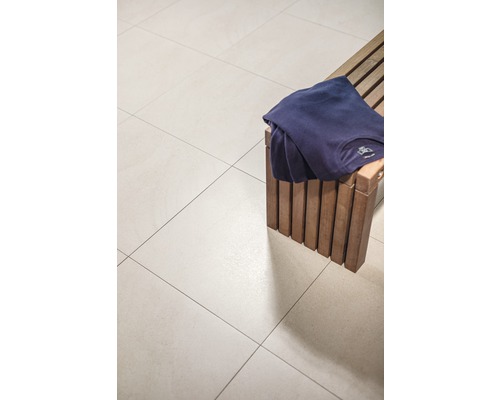 Podlahové dlaždice a drevená lavica s tričkom