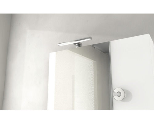 Zrkadlová skrinka s osvetlením v kúpeľni