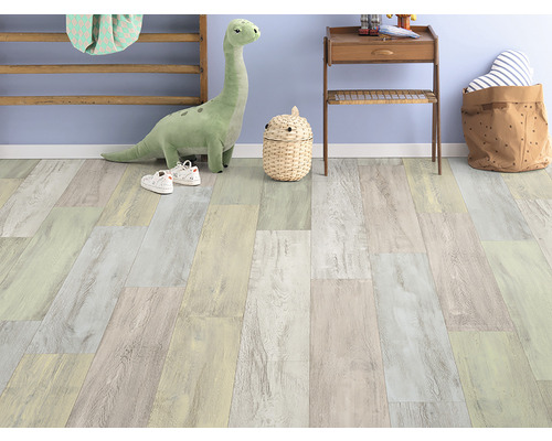 Svetlá drevená podlaha v detskej izbe s hračkami a nábytkom.