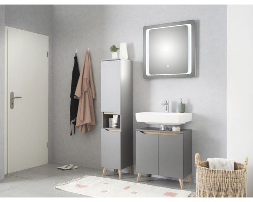 Svetlá kúpeľňa s umývadlovou skrinkou, zrkadlovou skrinkou, vysokou skrinkou, uterákmi a dekoráciou