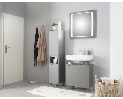 Moderná kúpeľňa s umývadlom, zrkadlom, kúpeľňovým nábytkom a dekoráciami