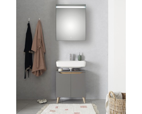 Moderná kúpeľňa s umývadlovou skrinkou, umývadlom na dosku a osvetlenou zrkadlovou skrinkou.