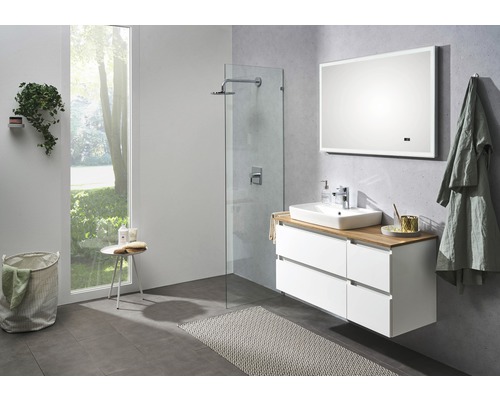 Svetlá kúpeľňa s umývadlom, zrkadlom, sprchou a kúpeľňovými doplnkami