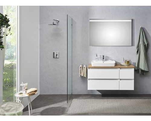 Kúpeľňa so sprchovou armatúrou, umývadlom, zrkadlom a uterákmi