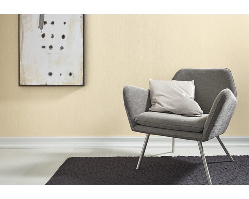 Scéna s tapetou so vzorom, kreslom, vankúšom, kobercom a obrazom